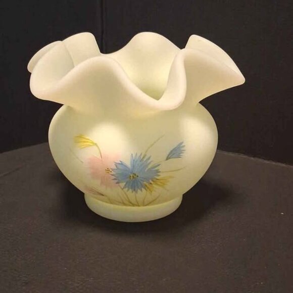 Vtg Fenton UV Reactive Custard Satin Hand-Painted Ruffled Vase - Picture 1 of 9